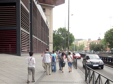Grupo Conect@ explorando el entorno del Museo Reina Sofía, en Ronda de Atocha, 2010