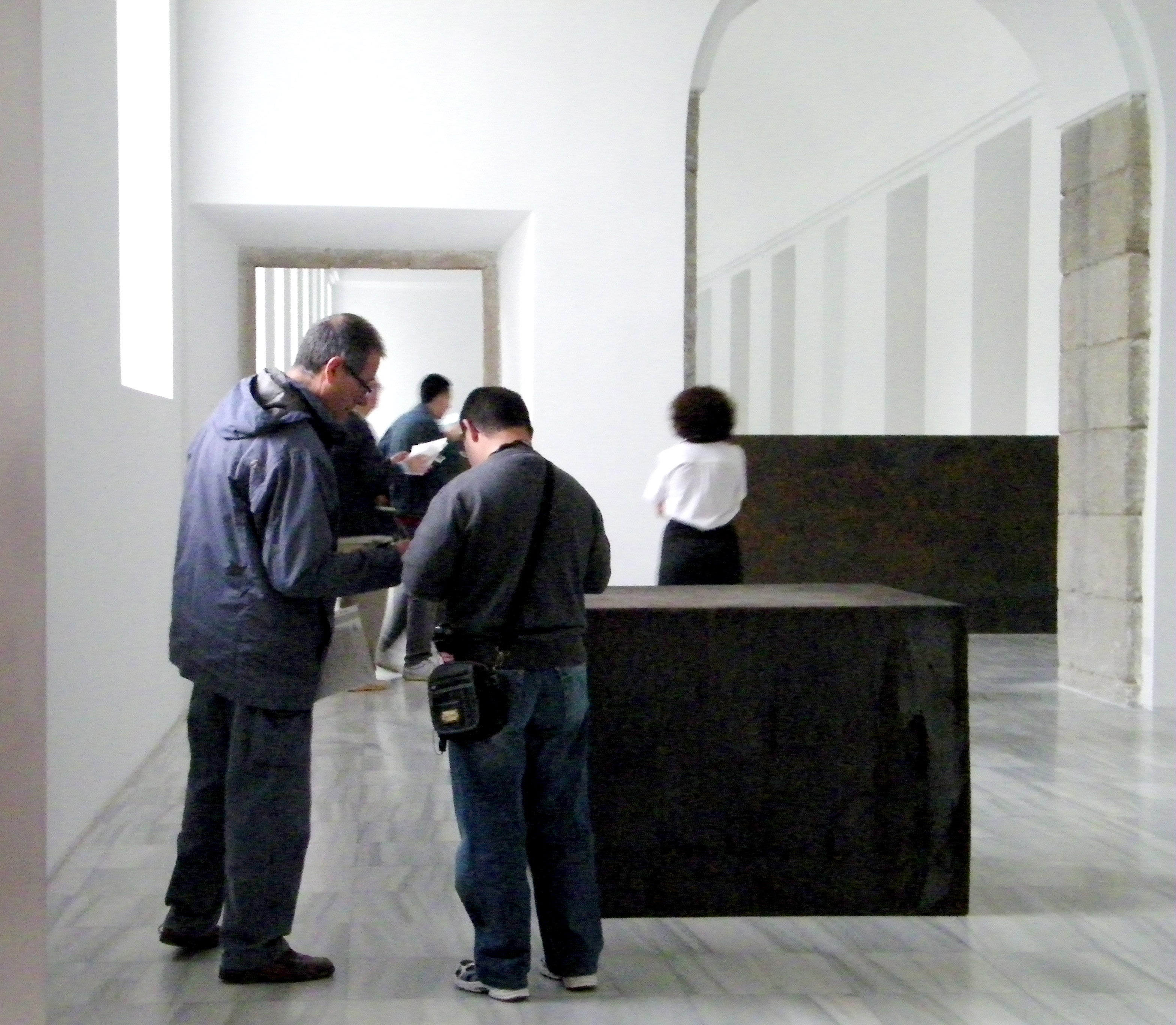 Miembros de Conect@ resolviendo una prueba junto a una obra de Richard Serra. Museo Reina Sofía, 2010.