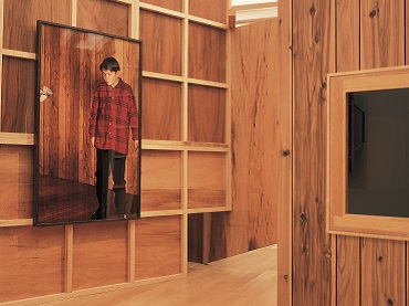 Txomin Badiola. Complot familiar. Segunda versión, 1993-1995. Construcción en madera, cristal y cuerda y dos fotografías Medidas variables. Colección Museo Guggenheim Bilbao