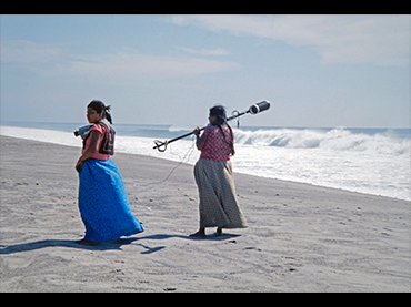 Teófila Palafox y Justina Escandón durante el Primer taller de cine indígena del Instituto Nacional Indigenista © Alberto Becerril, 1985, Instituto Nacional de los Pueblos Indígenas Teófila Palafox y Justina Escandón durante el Primer taller de cine indígena del Instituto Nacional Indigenista © Alberto Becerril, 1985, Instituto Nacional de los Pueblos Indígenas