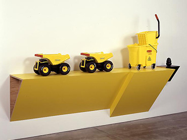 Haim Steinbach. Tonkong rubbermaid II-1. Instalación, 2007
