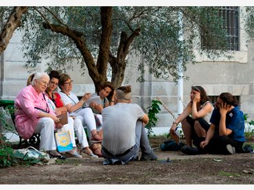 Voluntari+s intercambiando reflexiones en el Jardín del Museo Reina Sofía, 2019. Fotografía: Daniel Jordán Pompa