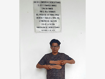 Benvenuto Chavajay en Chichicastenango, Guatemala, 2022. En la placa de mármol se lee: 