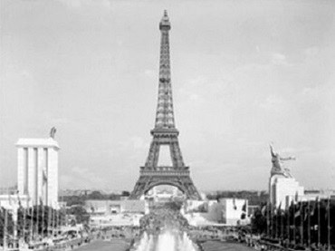 Exposición Universal de París, 1937. Pabellón soviético, a la derecha, frente al pabellón nacionalsocialista