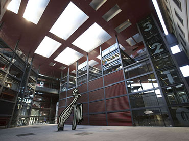 Vista del patio del Edificio Nouvel