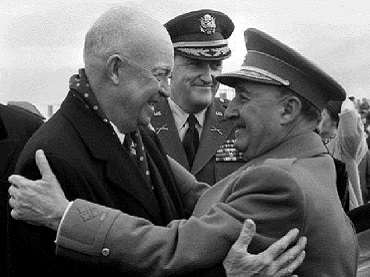 Abrazo entre Francisco Franco y Dwight D. Eisenhower en visita oficial, Madrid, 1959