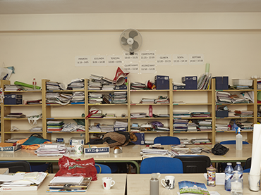 Sala de profesores del IES Pradolongo en el marco del proyecto Una grieta. ¿Y si…?, Madrid, 2021. Fotografía: Bego Solis