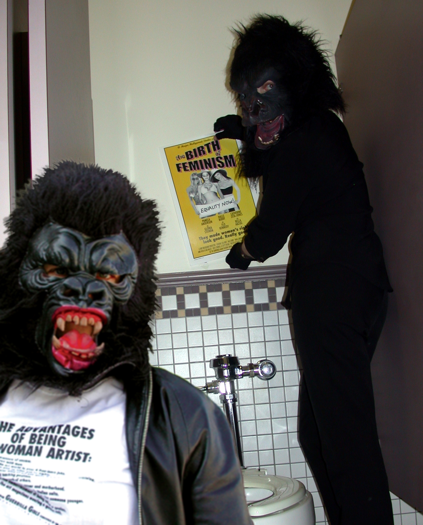 Guerrilla Girls. Fotografía de las Guerrilla Girls en el baño con el póster “El nacimiento del feminismo”. Cortesía de las Guerrilla Girls Guerrilla Girls. Fotografía de las Guerrilla Girls en el baño con el póster “El nacimiento del feminismo”. Cortesía de las Guerrilla Girls
