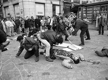 Intervención de La Radical Gai y LSD el 1 de diciembre de 1996. Día Internacional de la Lucha contra el Sida, Madrid