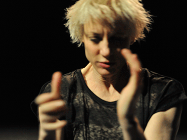 Meg Stuart en Una velada de solos. Foto: Giannina Urmeneta