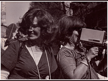 Micha Dell-Prane, Delphine Seyrig and Ioana Wieder holding a camera during a demonstration, 1976. Fotografía en blanco y negro. Cortesía del Centre audiovisuel Simone de Beauvoir