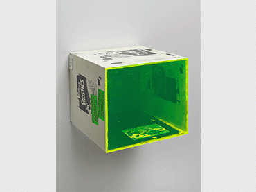 Henrik Olesen. Naked Lunch Box, 2018. Serigrafía sobre madera, acrílico, laca, impresión de tinta sobre papel, plexiglás, 37 x 44 x 44 cm. Fotografía: Jens Ziehe