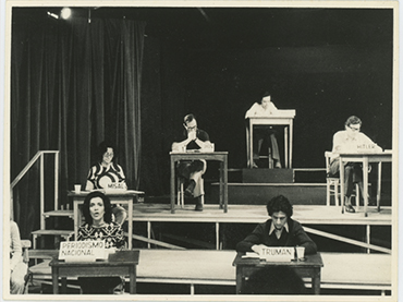 Puesta en escena de Operativo: “Pacem in Terris”, 1972. Adaptación de Palabras ajenas de León Ferrari, dirigida por Pedro Asquini en el Teatro Larrañaga. Archivo de Adriana Banti, Buenos Aires