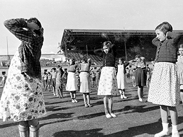 Margaret Michaelis, Niños refugiados recibiendo clase de gimnasia en las pistas del Estadio de Montjuïc, en Barcelona, 1936 – 1937. Arxiu Nacional de Catalunya | Estate of Margaret Michaelis