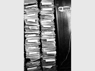 Colección de recortes de periódico utilizados por León Ferrari para elaborar Palabras ajenas, en su casa de Castelar, Provincia de Buenos Aires, 1969. Foto cortesía de Pablo Ferrari. 