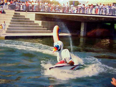 Curro por el lago de España en moto, Sevilla, Expo 92 Curro por el lago de España en moto, Sevilla, Expo 92