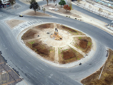La Plaza Baquedano vacía durante el confinamiento establecido a causa de la pandemia. Santiago de Chile, 2020