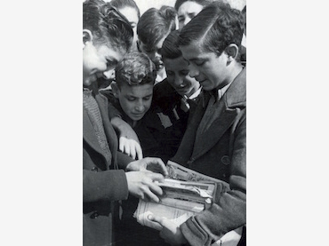 Anónimo. Niños con tebeos. Fotografía, 1950
