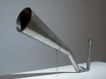 Arrigo Lara Tonino, Idromegafono [Hidromegáfono], 1968. Vista de la exposición Disonata. Arte en sonido hasta 1980, Museo Reina Sofía, 2020. © Arrigo Lora Totino