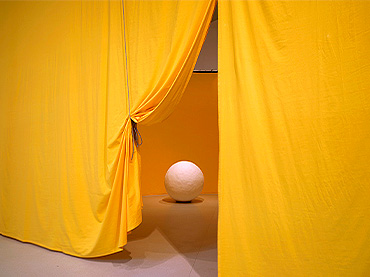 Vista de la exposición Ulla von Brandenburg. Espacios de una secuencia, Museo Reina Sofía, 2023 Vista de la exposición Ulla von Brandenburg. Espacios de una secuencia, Museo Reina Sofía, 2023