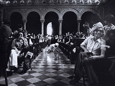 Pilar Aymerich. Jornades Catalanes de la Dona. Performance del grupo Las Nyakas durante la lectura de la ponencia «Mujer y trabajo». Gelatinobromuro de plata virado al selenio sobre papel baritado, 1976