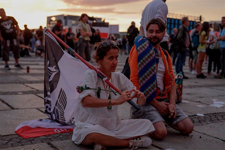 Neonazi formando un corazón con sus dedos durante una manifestación frente al Reichstag en Berlín