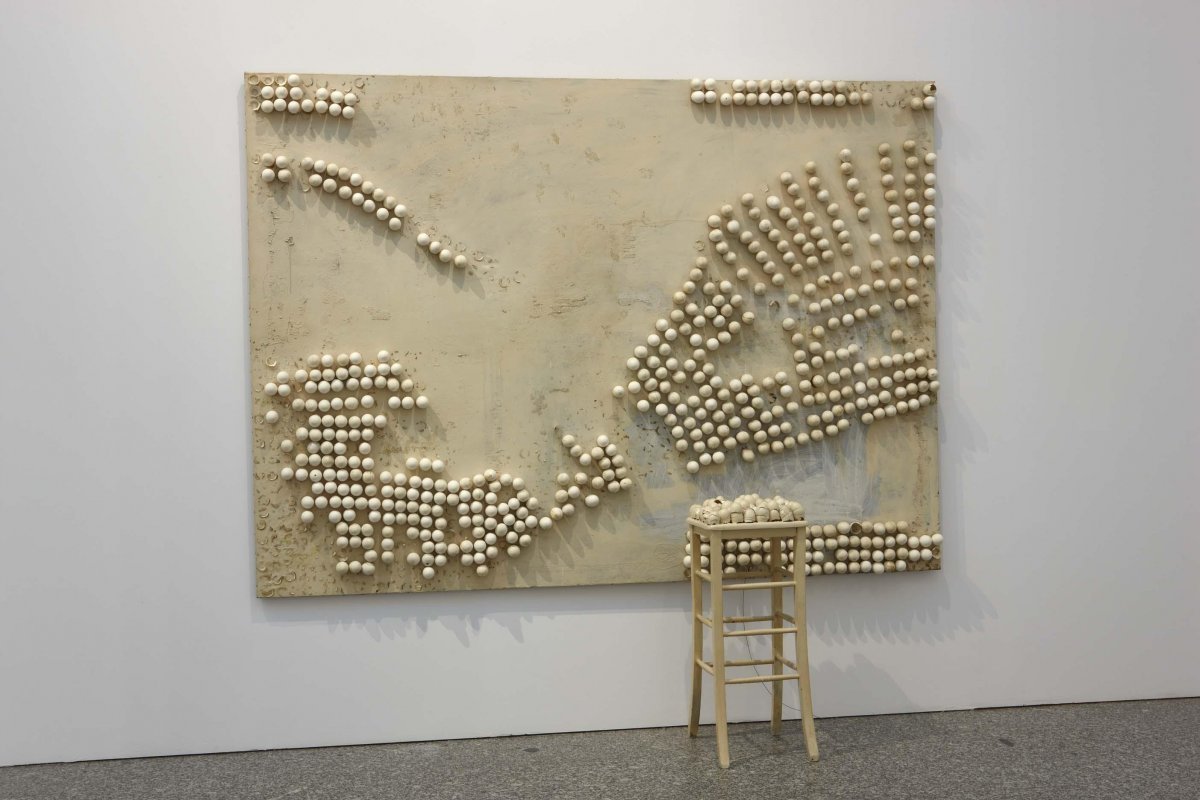 Marcel Broodthaers. Tableau et tabouret avec œufs [Cuadro y taburete con huevos] (1966)