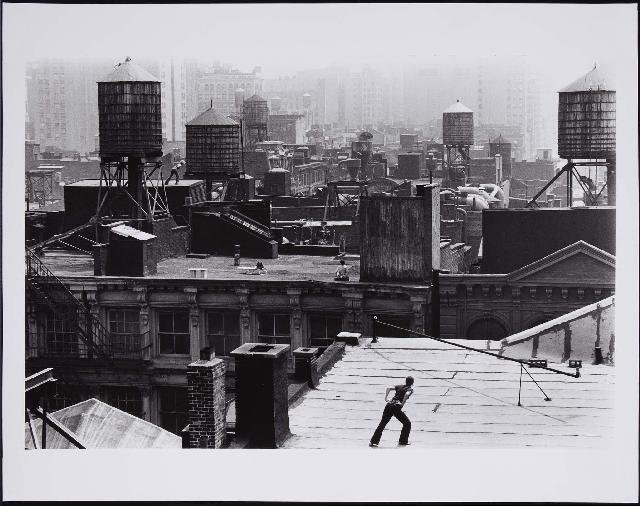 Trisha Brown "Roof Piece" (1971), Performance Work by Trisha Brown («Pieza en la azotea» [1971], performance de Trisha Brown) 