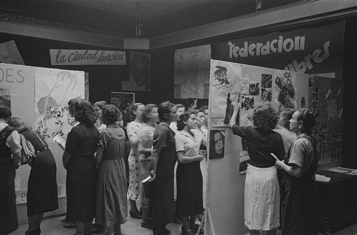 Carlos Pérez de Rozas, Que el pasado se hunda en la nada. Exposición de Mujeres Libres, 10 de agosto de 1938. Arxiu Fotográfic de Barcelona Carlos Pérez de Rozas, Que el pasado se hunda en la nada. Exposición de Mujeres Libres, 10 de agosto de 1938. Arxiu Fotográfic de Barcelona