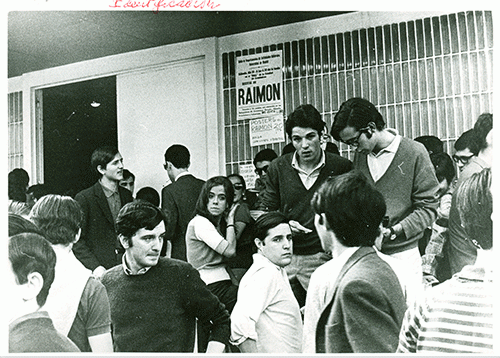 Entrada de la Facultad de Ciencias Políticas, Económicas y Empresariales, con el cartel del concierto de Raimon, 18 de mayo de 1968. AGUCM, OM-812, 1(1)