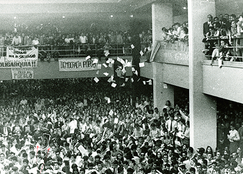 Interior de la Facultad de Ciencias Políticas, Económicas y Empresariales durante la celebración del concierto de Raimon, 18 de mayo de 1968. AGUCM, OM-812, 1(2) 