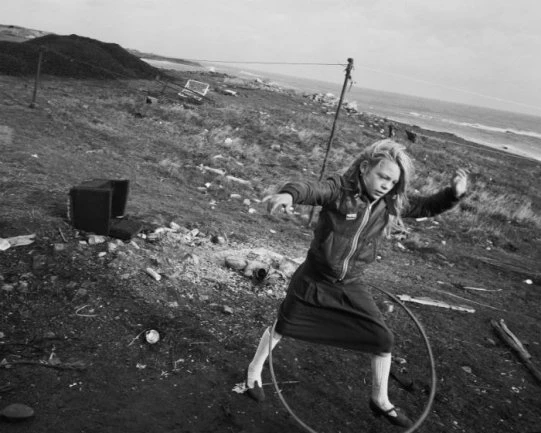 Chris Killip. Helen y su hula-hoop, Lynemouth, Northumberland, 1984. Cortesía del artista © Chris Killip