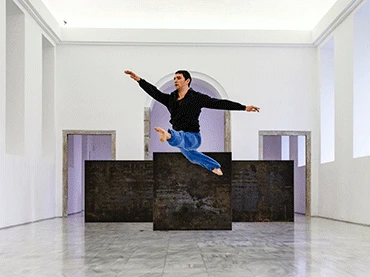 Ashley Chen en 20 Dancers for the XX Century de Boris Charmatz en el Museo Reina Sofía, 2016. Fotografía: Paco Rubio © Museo Reina Sofía