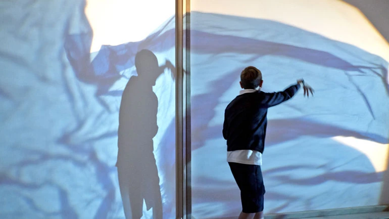 Un alumno actúa con su sombra