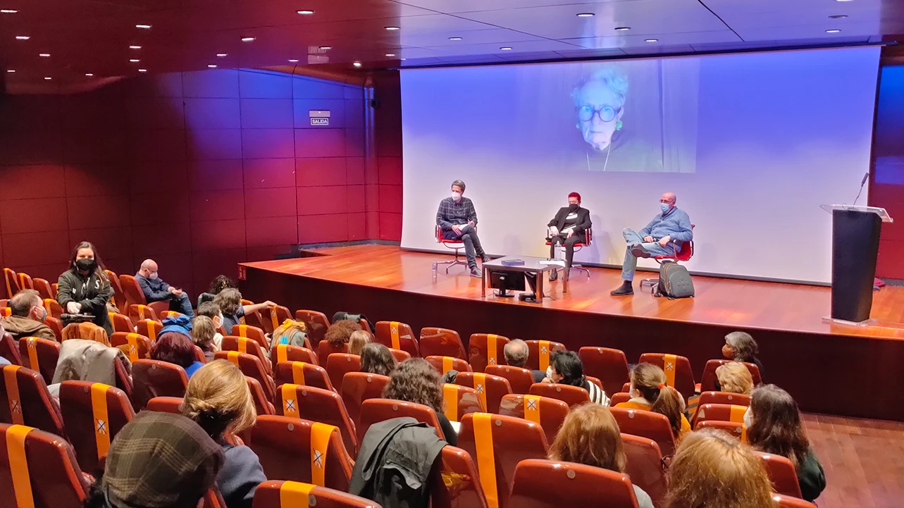 Encuentro con Concha Jerez, 2021. En la imagen (de izquierda a derecha): Chema González, Concha Jerez y Fernando Castro Flórez. Mieke Bal en pantalla. Fotografía: Celia Maldonado