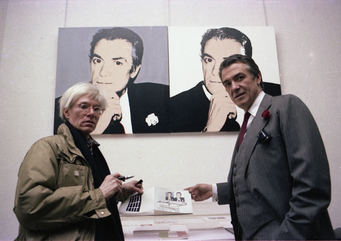 Luis Pérez-Mínguez. Sin título, 1983. En la fotografía aparecen Andy Warhol y Fernando Vijande. © VEGAP.