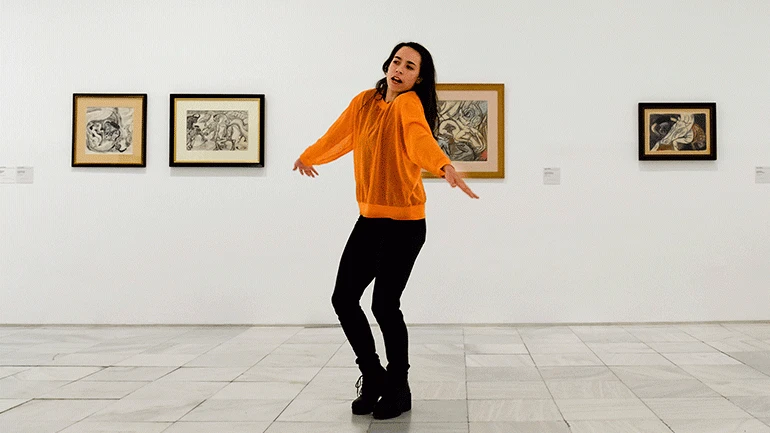Boglárka Börcsök en 20 Dancers for the XX Century de Boris Charmatz en el Museo Reina Sofía, 2016. Fotografía: Paco Rubio © Museo Reina Sofía