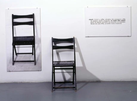 Joseph Kosuth. One and Three Chairs (Una y tres sillas), 1965. Fotografía en blanco y negro y silla, Pieza derecha: 52 x 80 cm / Pieza izquierda: 110 x 60 cm / Pieza central: 81 x 40 x 51 cm