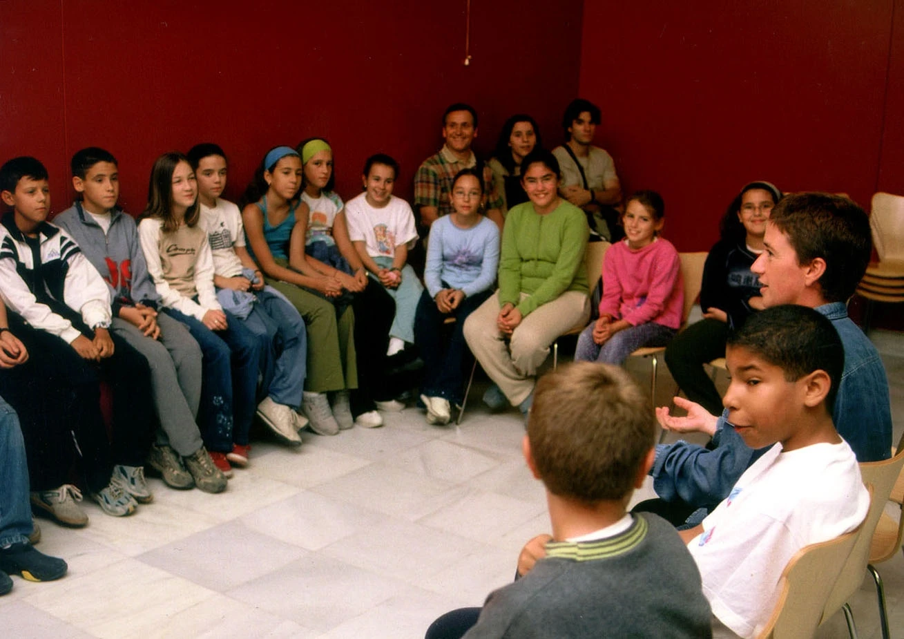 Recepción de los escolares en la sala de talleres por el equipo de Teatro de la Luna
