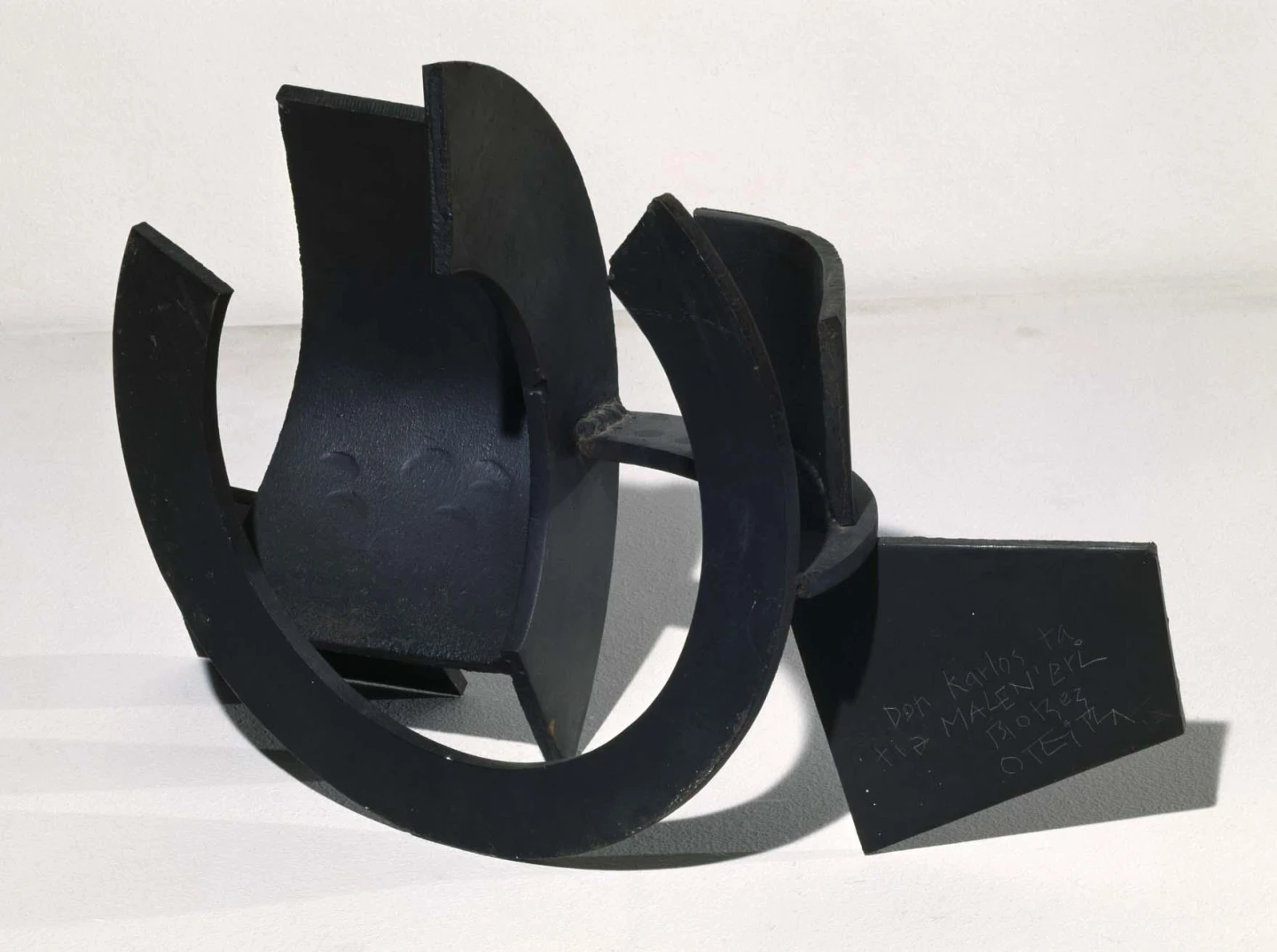 Jorge Oteiza. Ordenación de un espacio definido. Control hiperespacial, 1957. Forja, patinado y soldadura, 34 x 57 x 22,5 cm