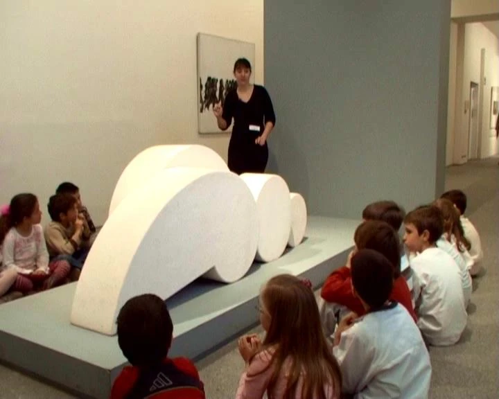 Diversos momentos en el desarrollo de la visita y el taller. Museo Reina Sofía, 2005.