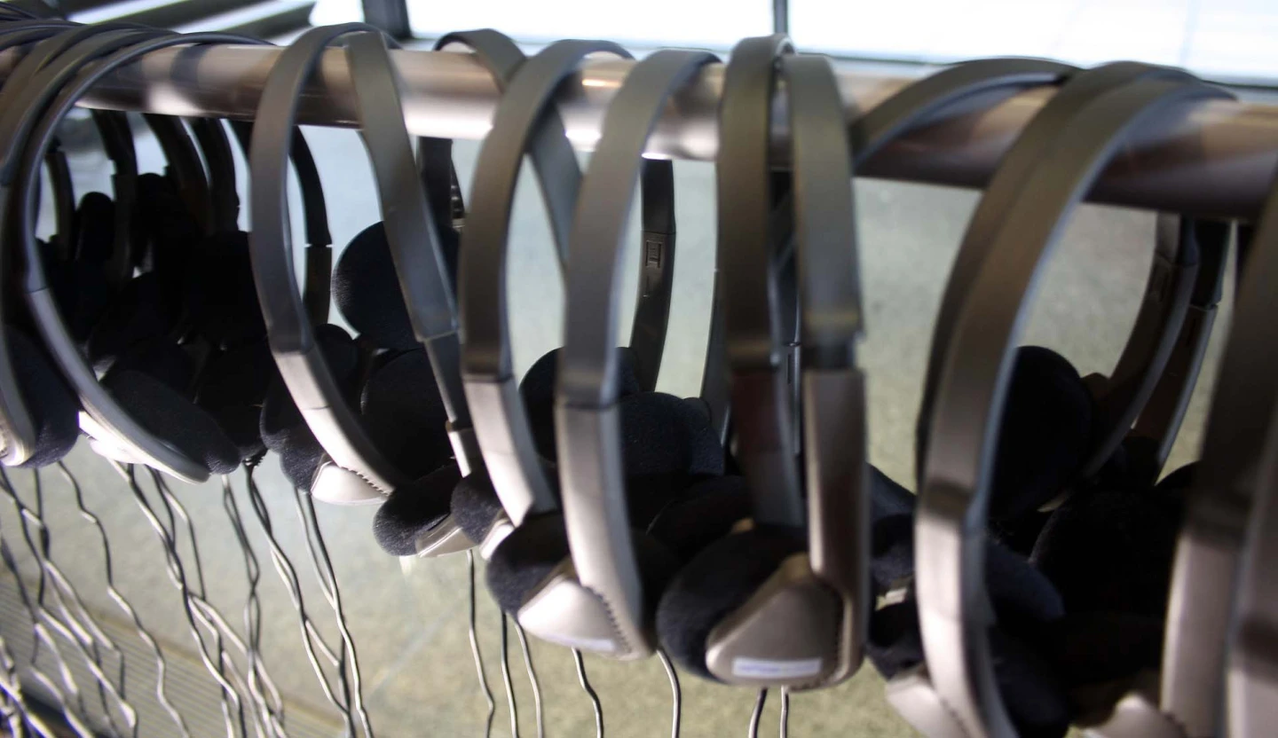 Auriculares para realizar el recorrido autónomo con las audioguías inclusivas. Museo Reina Sofía, 2007.