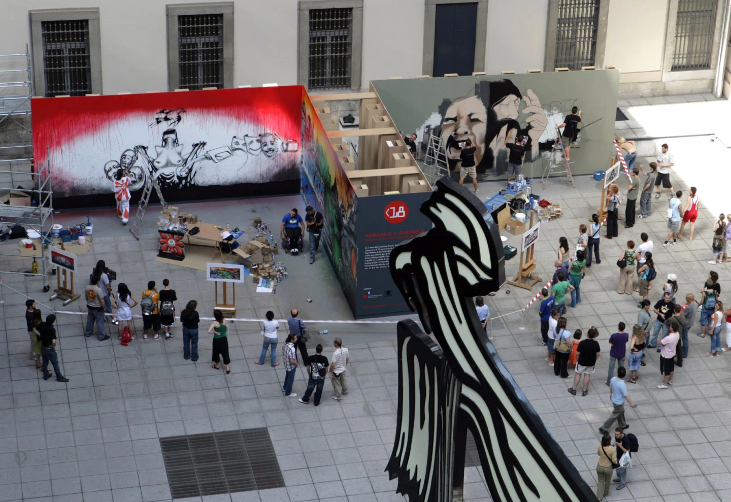 Vista general de los murales expuestos en la Plaza Nouvel