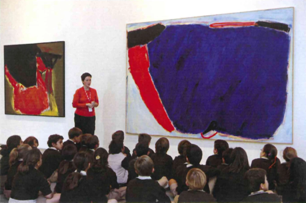 Alumnos de primaria en la visita sobre el color. Museo Reina Sofía, 2007.