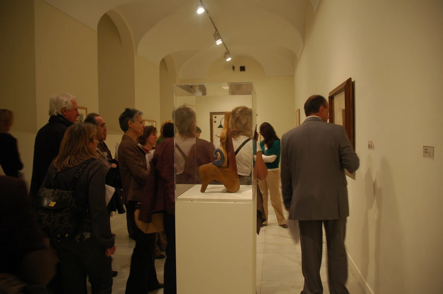 Participantes del curso contemplando algunas obras del Surrealismo con Nilo Palenzuela