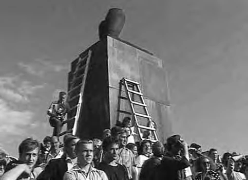 Deimantas Narkevicius. Once in the XX Century, 2004