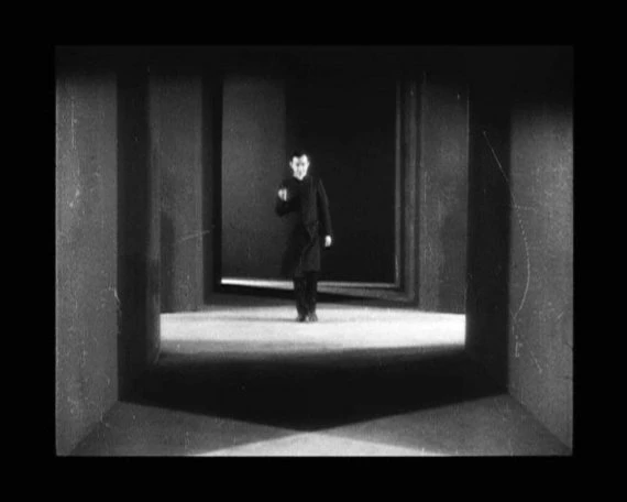 Germaine Dulac. La coquille et le clergyman (La concha y el reverendo), 1928. Película 35 mm, también tranferida a vídeo (Betacam Digital y DVD), 40', blanco y negro, sin sonido