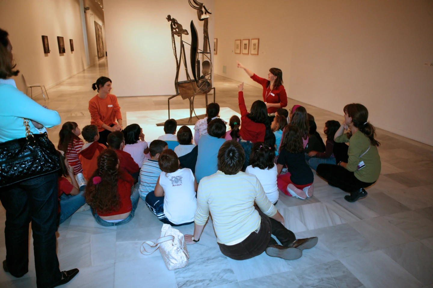 Visita escolar a diversas obras de la Colección seleccionadas para la actividad. Museo Reina Sofía, 2008.