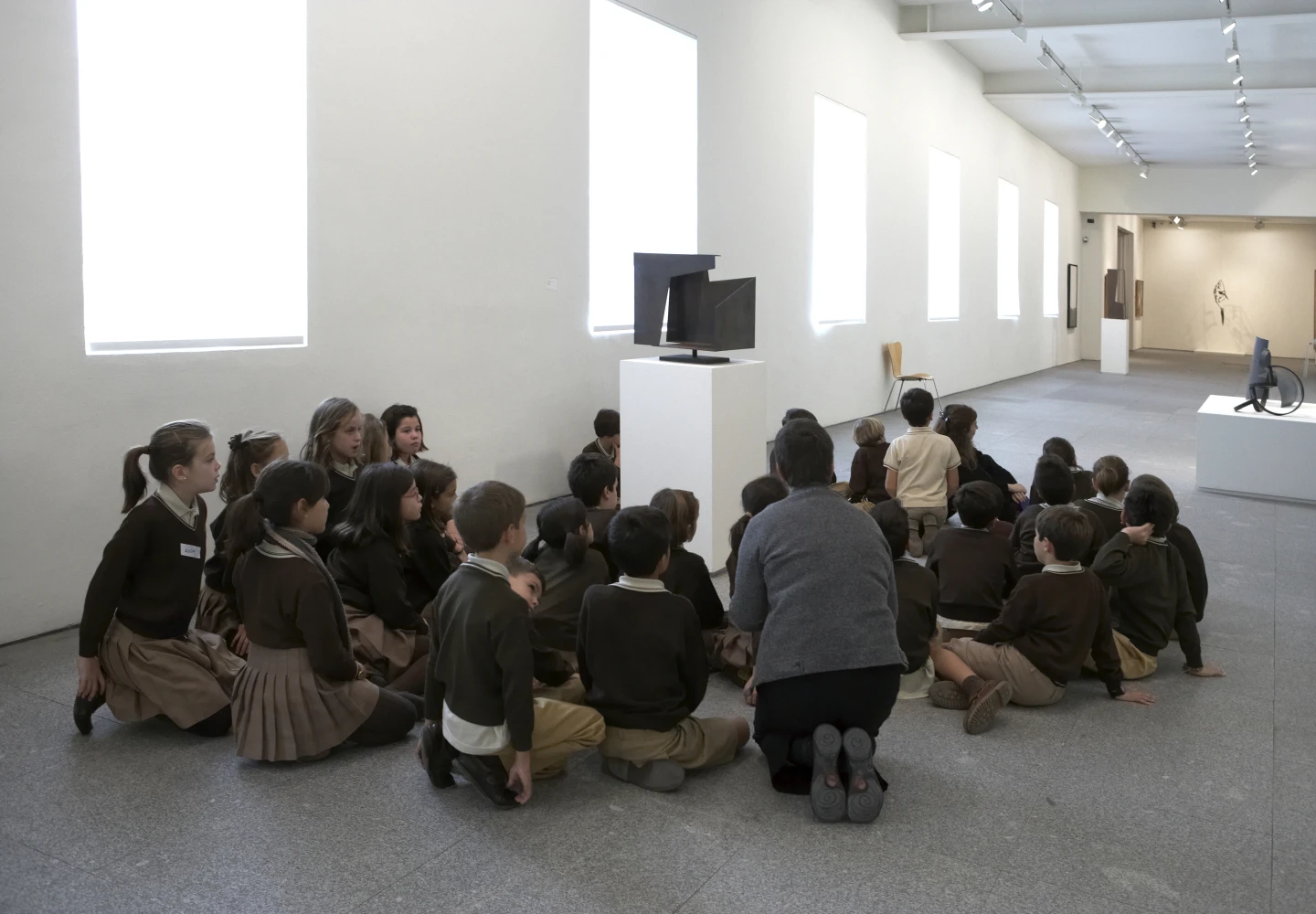Visita escolar a diversas obras de la Colección seleccionadas para la actividad. Museo Reina Sofía, 2008.