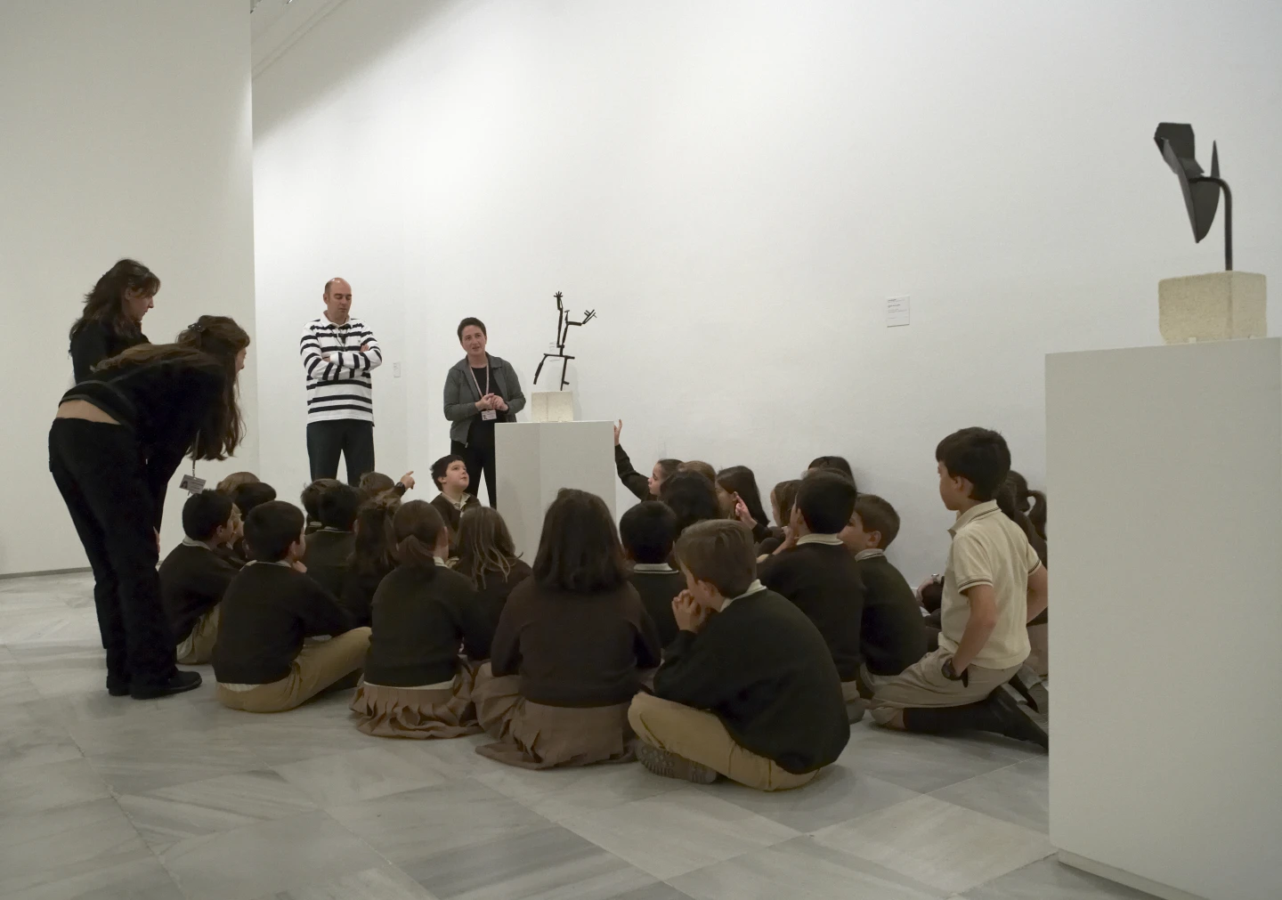 Visita escolar a diversas obras de la Colección seleccionadas para la actividad. Museo Reina Sofía, 2008.